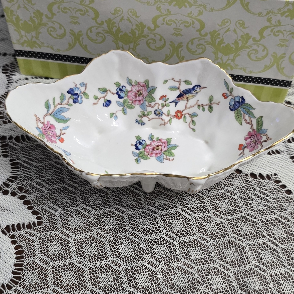 Aynsley Pembroke footed shell dish made of fine English bone china
